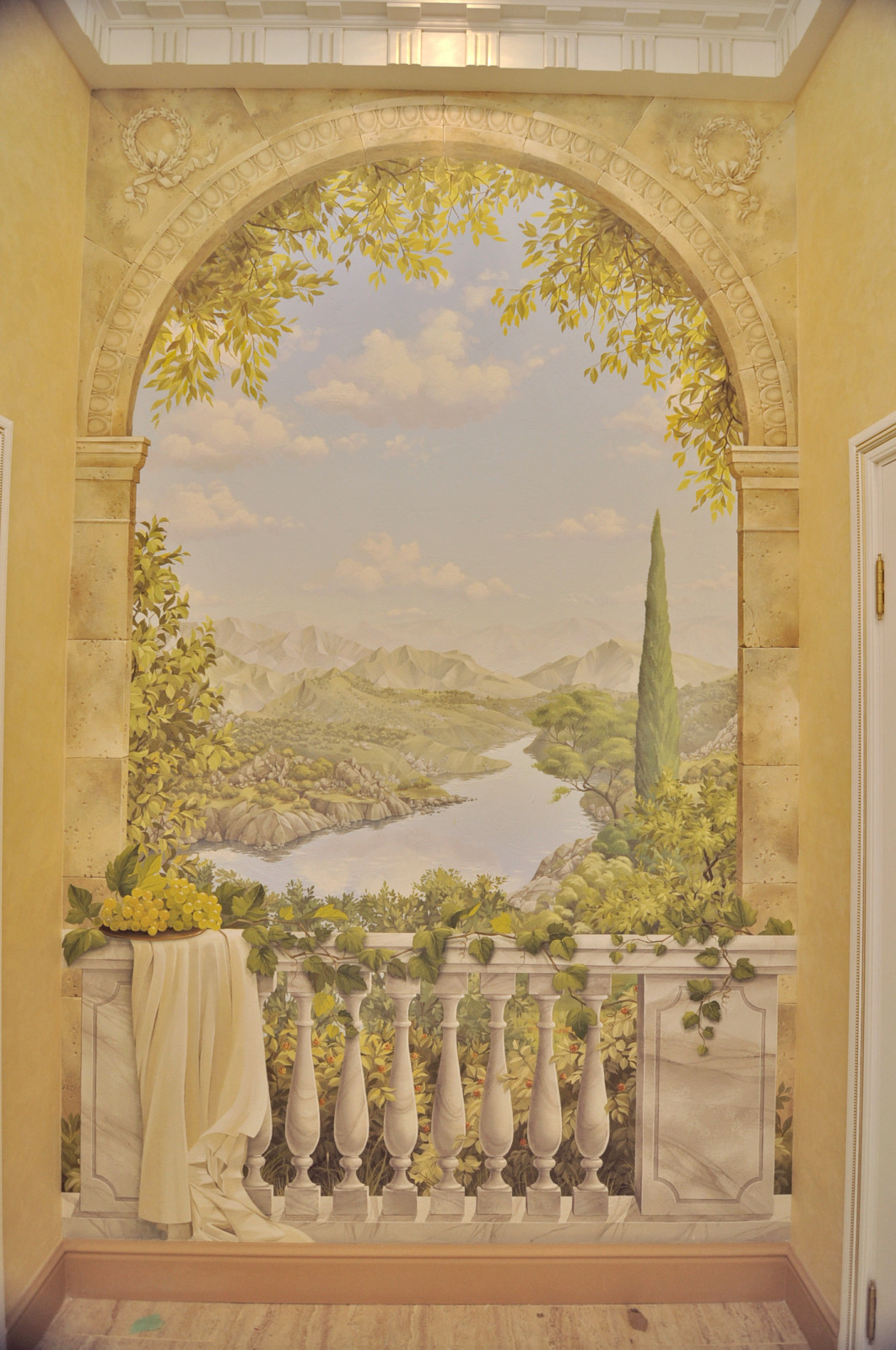 Обложка проекта: роспись в классическом интерьере