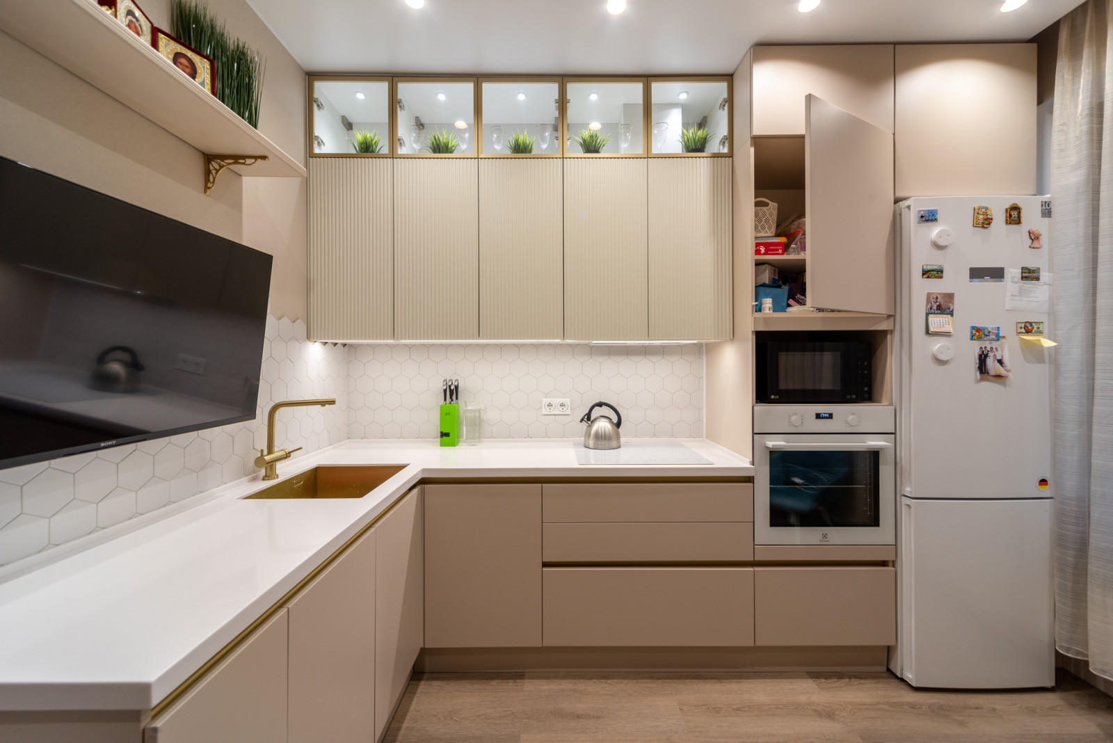 Красивая кухни и вместительная гардеробная