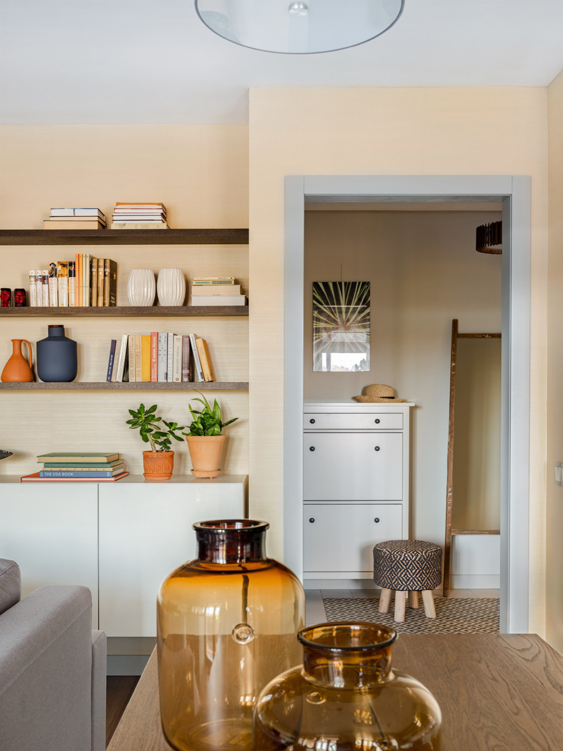 Яркий интерьер для молодой пары