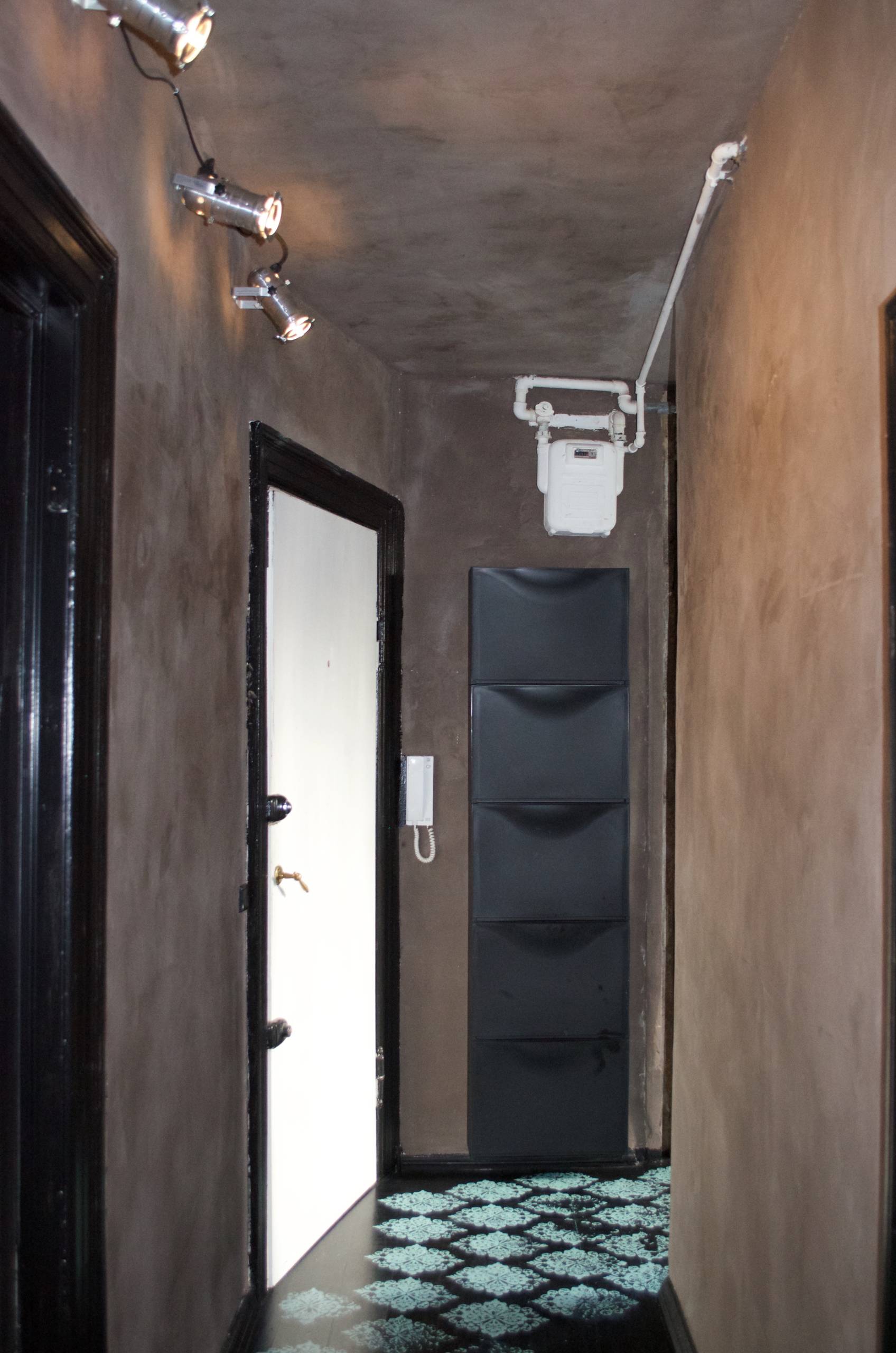 Houzz Дания: Квартира в темных тонах с золотым узором на потолке