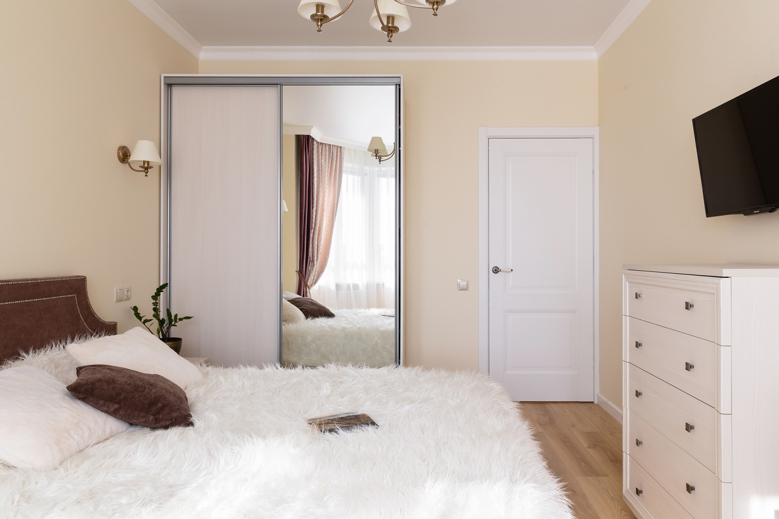 Квартира для родителей с натяжными потолками