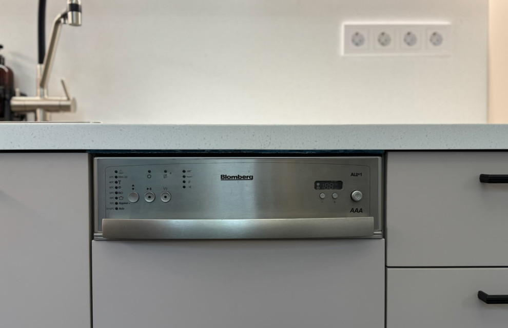 Эргономичная кухня в цвете серый кашемир