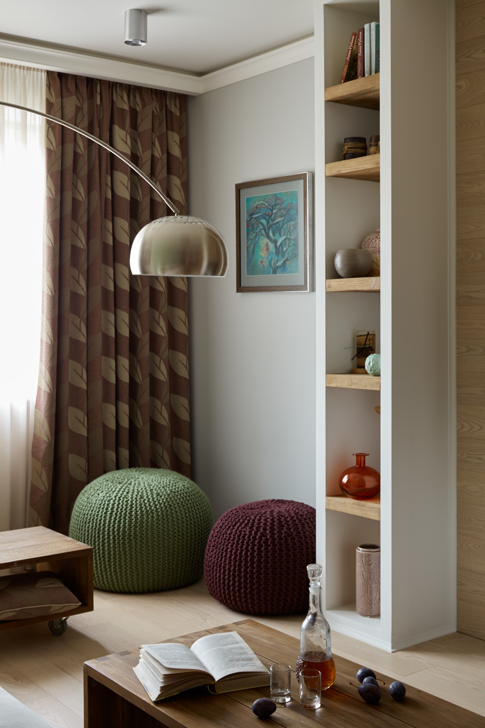 Современная квартира с элементами эко для мамы, дочки и кота