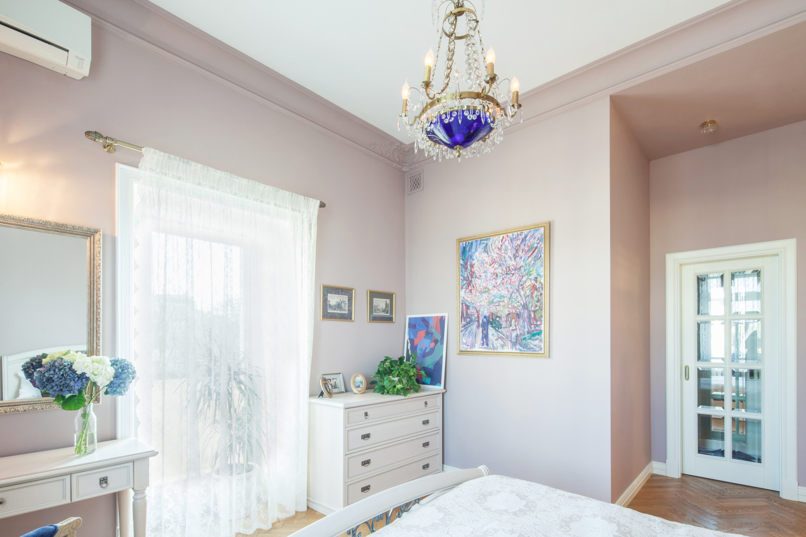 Neoclassical apartment