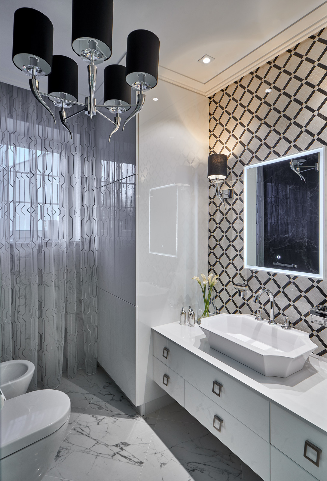 Яркий, роскошный, искрящийся.