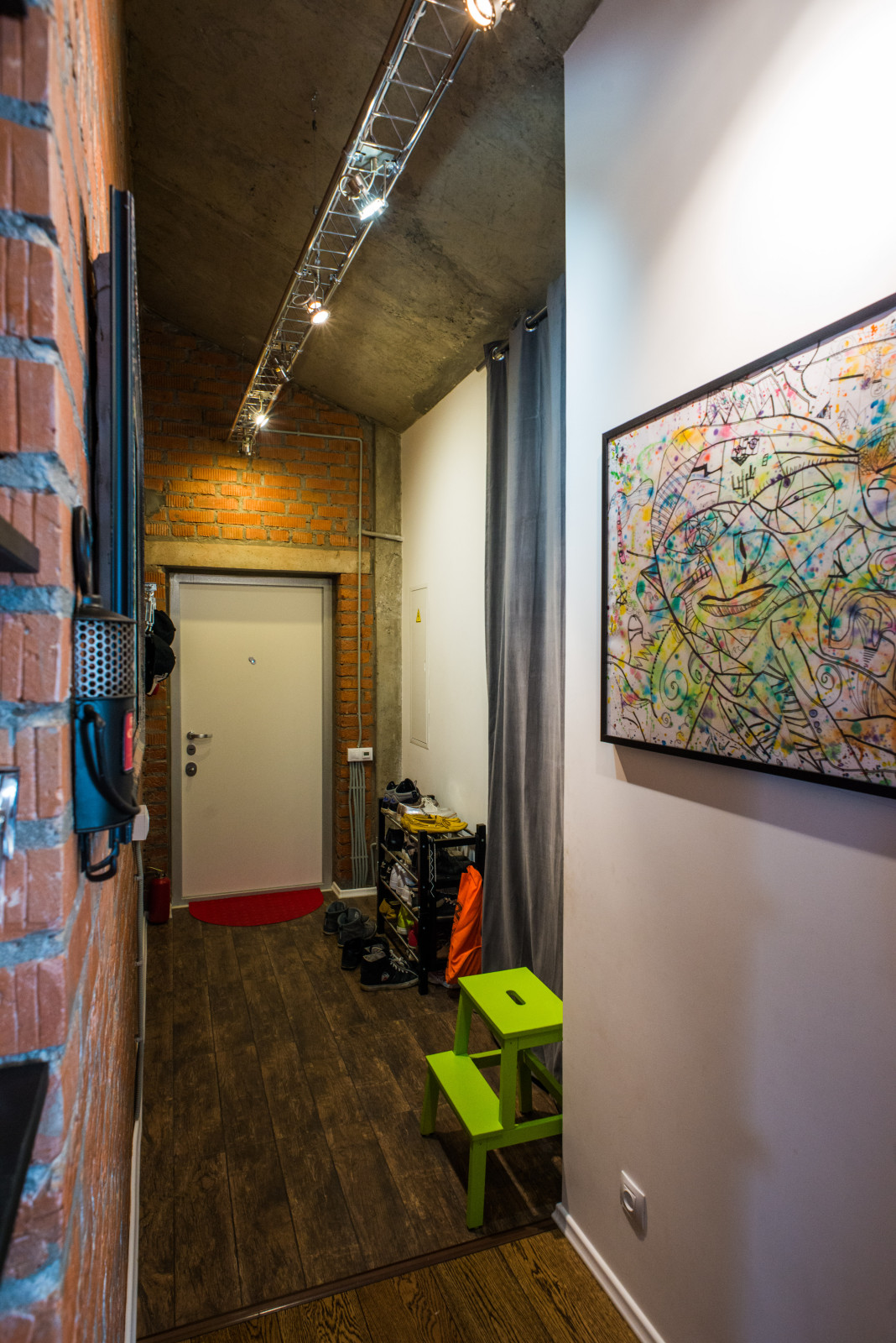 В гостях: Мансарда арт-директора с ванной в цветах его агентства