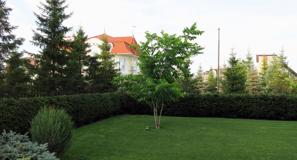 Сад с геометричным водоемом