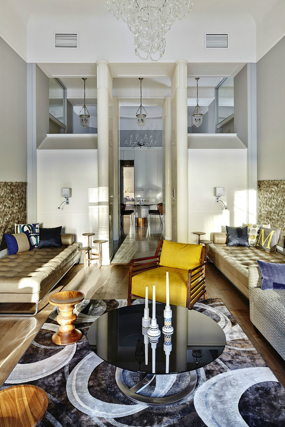 Квартира в трехэтажном особняке на набережной реки Мойки