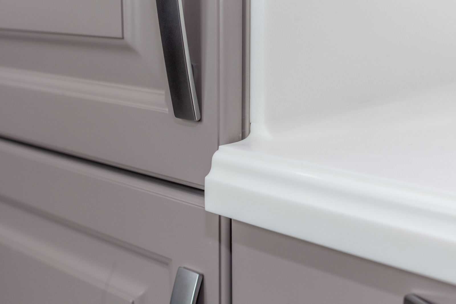 Окна из лиственницы, подоконники и столешница из искусственного камня