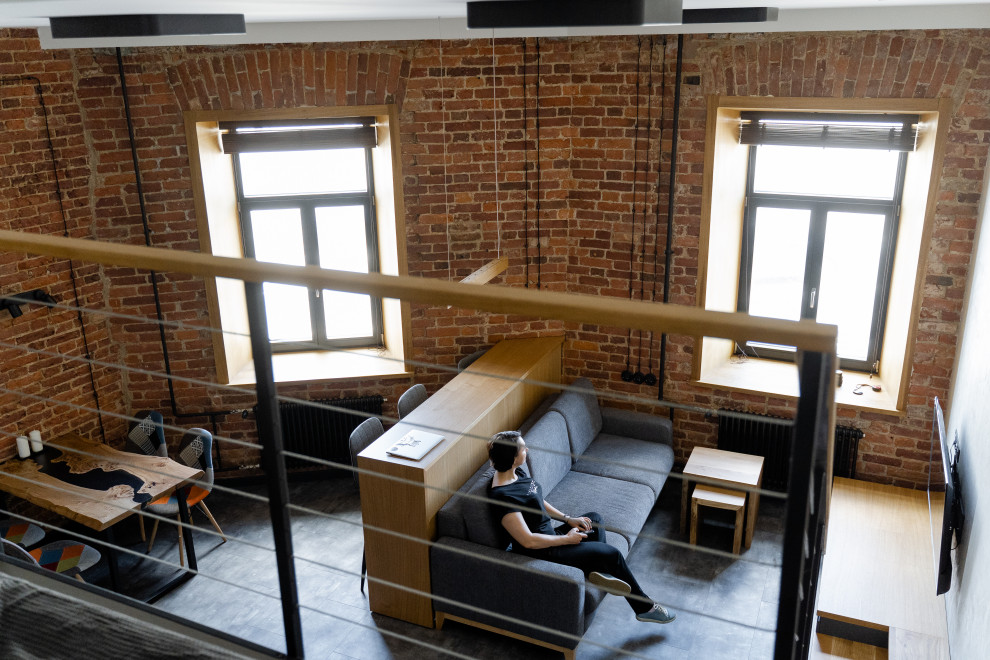 Вид со второго яруса на гостиную и обеденную зоны