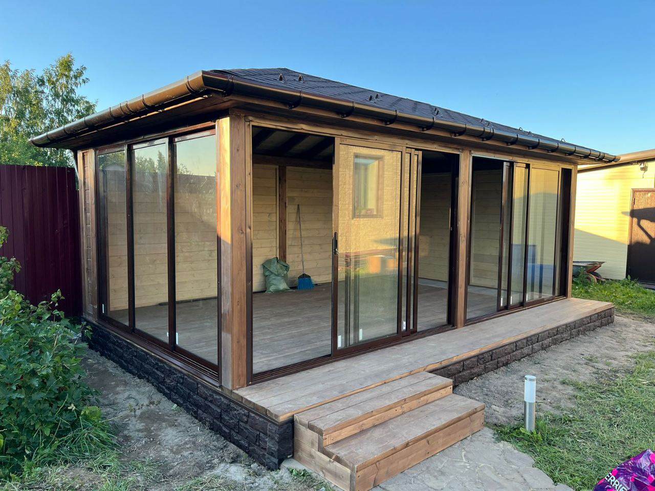 Остекленная беседка с модульным барбекю комплексом