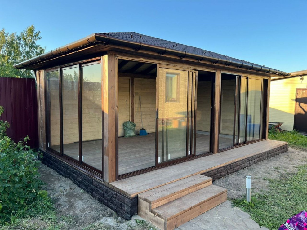 Остекленная беседка с модульным барбекю комплексом