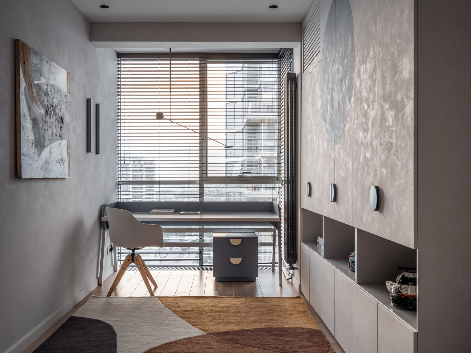 Фото реализованного проекта в современном стиле с яркими акцентами