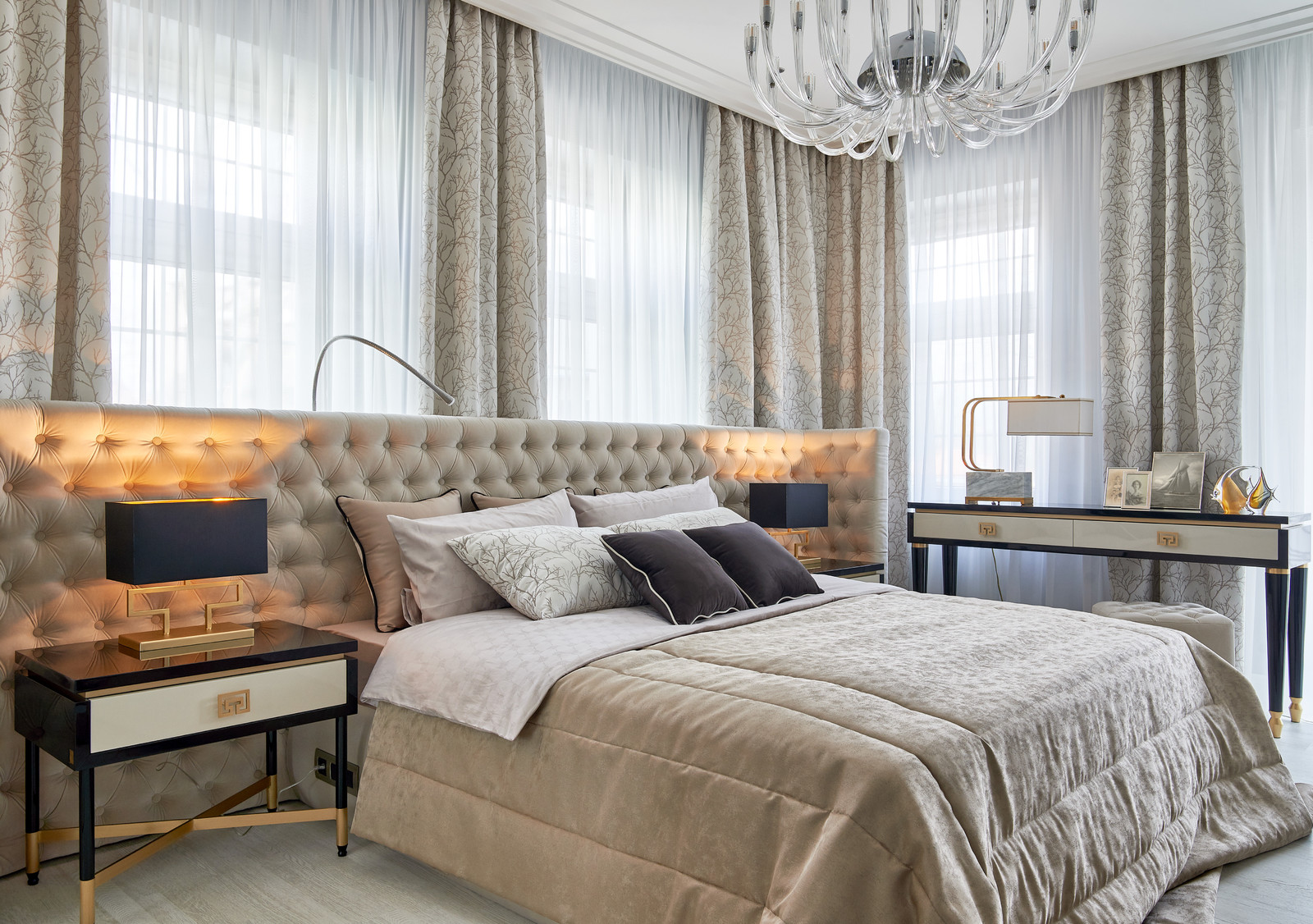 Яркий, роскошный, искрящийся.