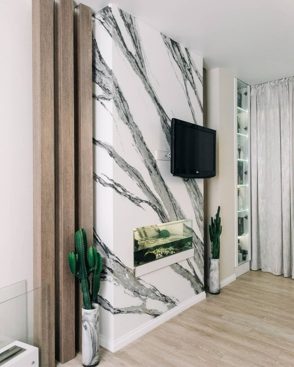 Большая белая п-образная кухня с островом, барной стойкой и витриной