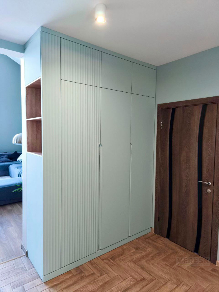 Распашные шкафы