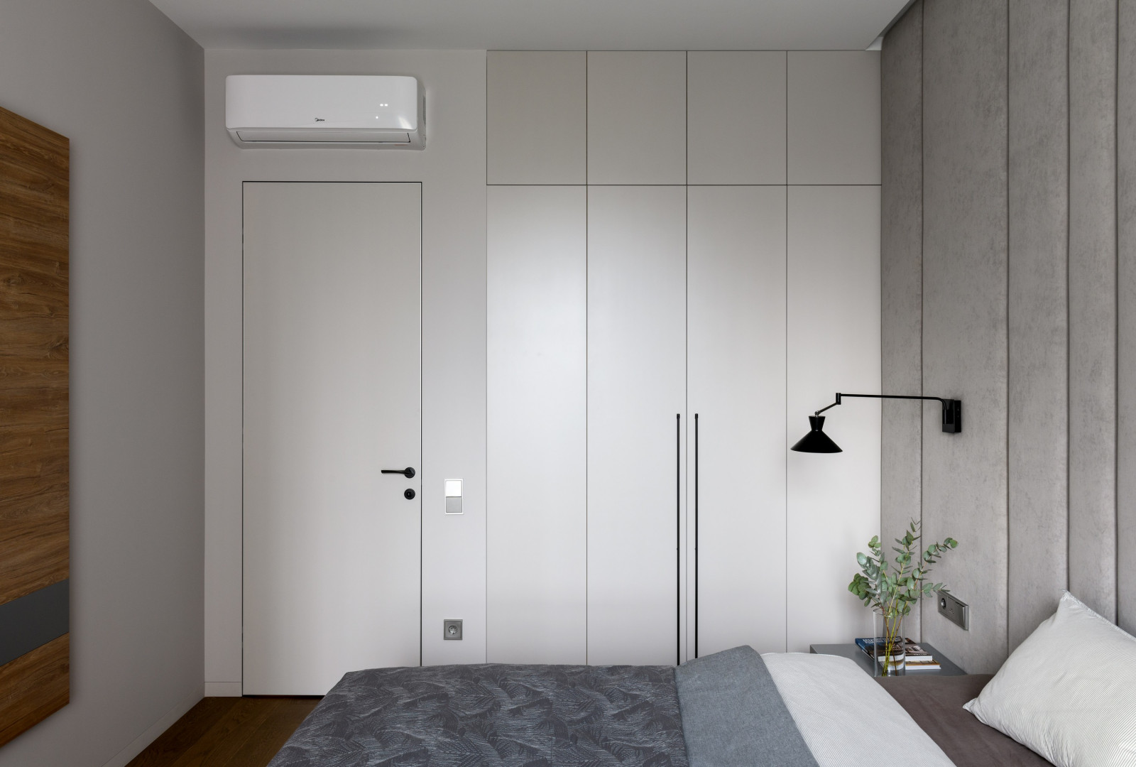 Натуральные материалы в интерьере трехкомнатной квартиры