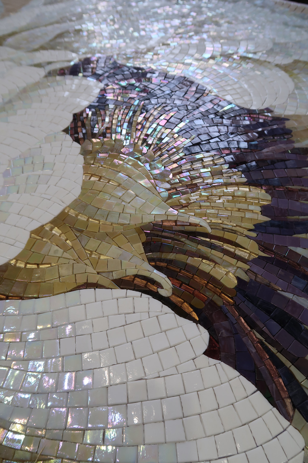 Художественное панно из мозаики "Белый махровый пион" Фон Античное золото