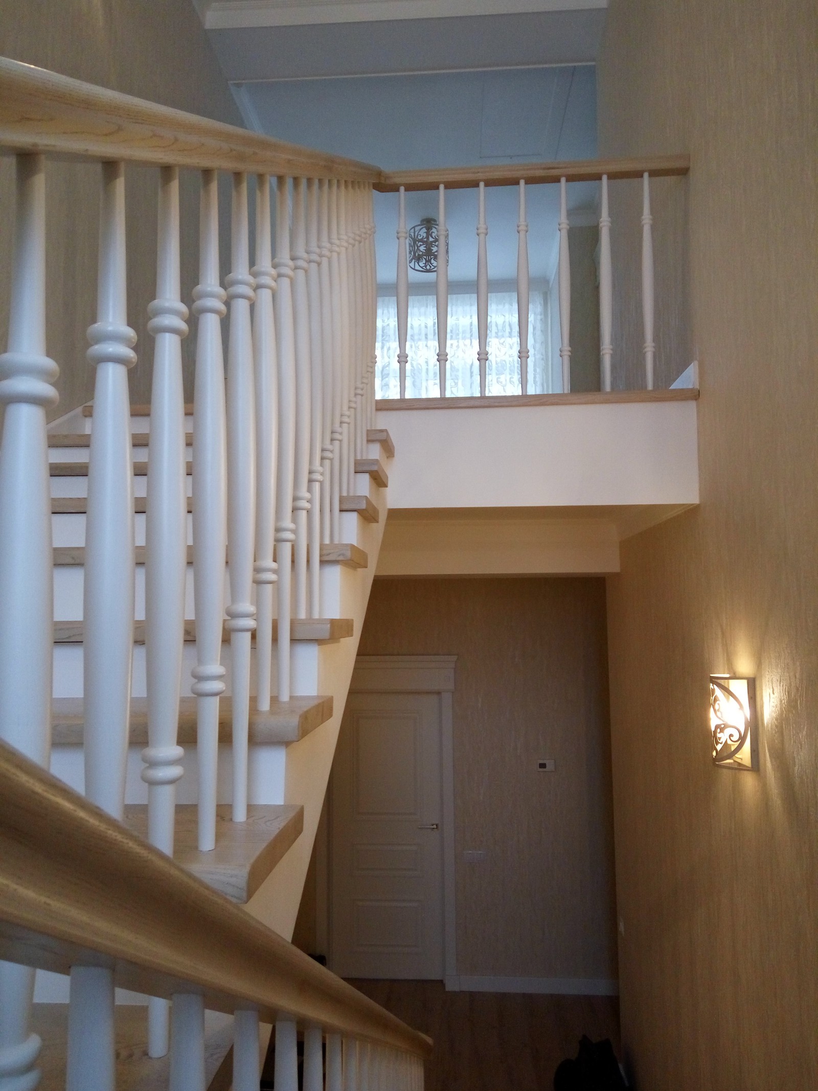 Лестница из массива ясеня в поселке Сахарный дол