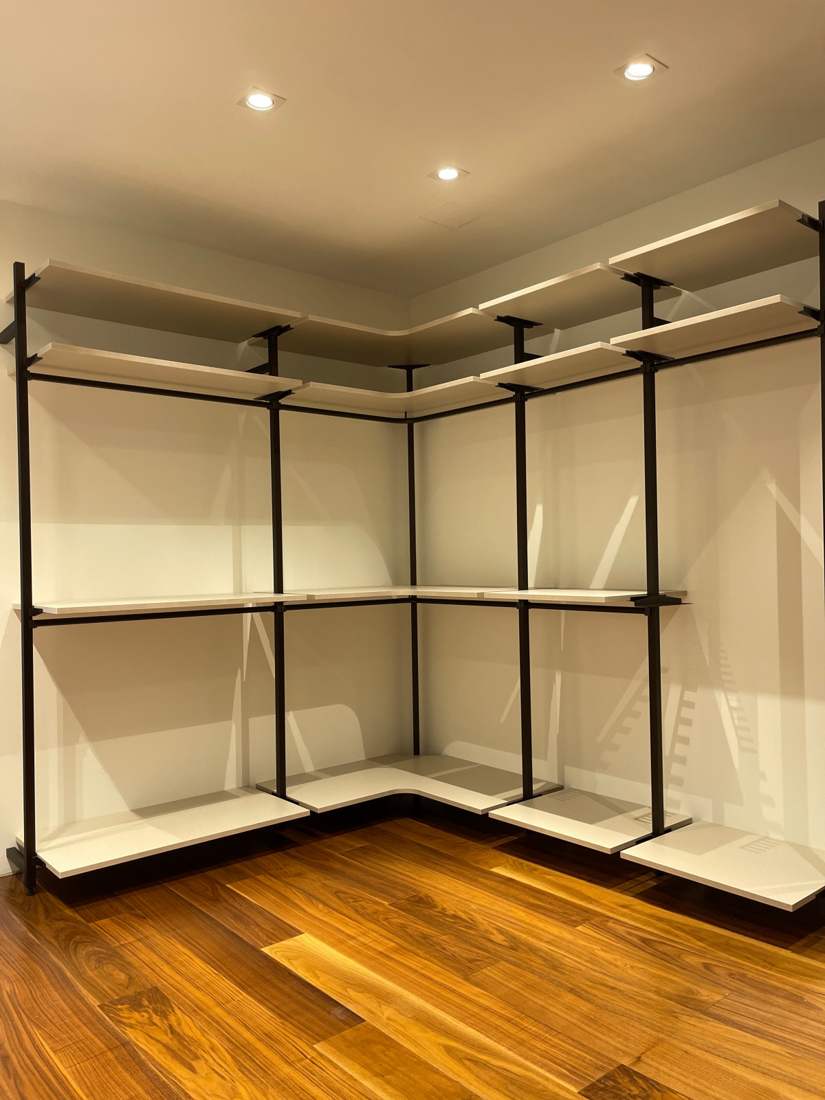 Распашной шкаф с системой RPE raumplus и Гардеробная система UNO raumplus