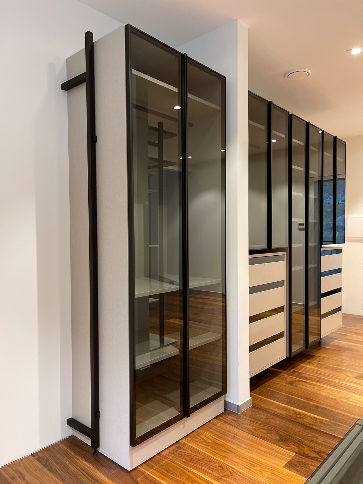 Распашной шкаф с системой RPE raumplus и Гардеробная система UNO raumplus