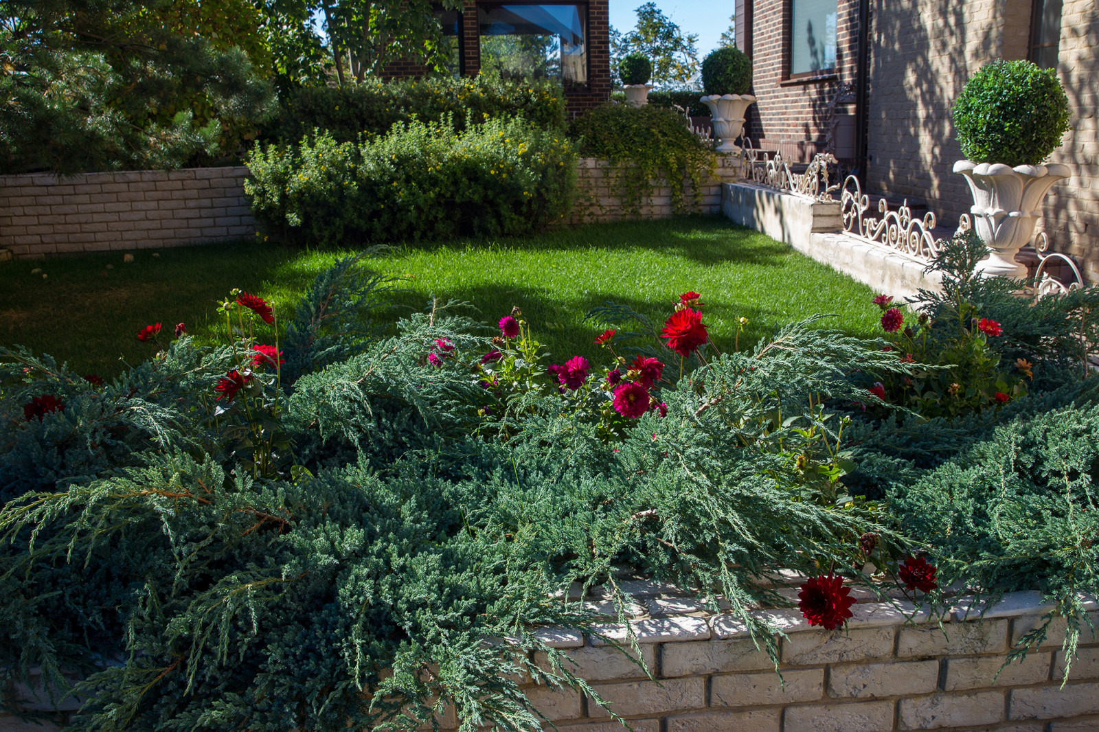 Сад на Пятницком шоссе.  Дизайнер Лариса Юрова