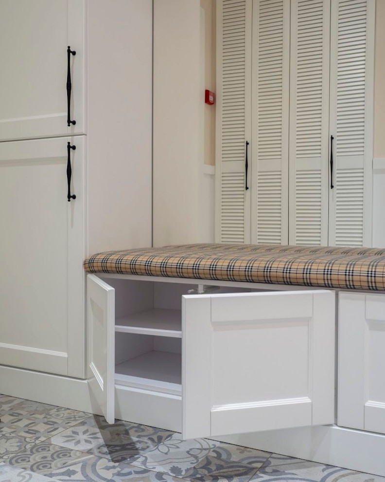 Белая прихожая в стиле неоклассика.