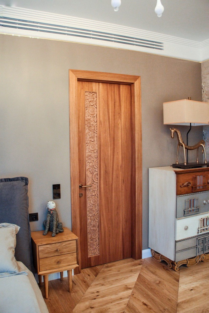 Двери с резьбой в спальню