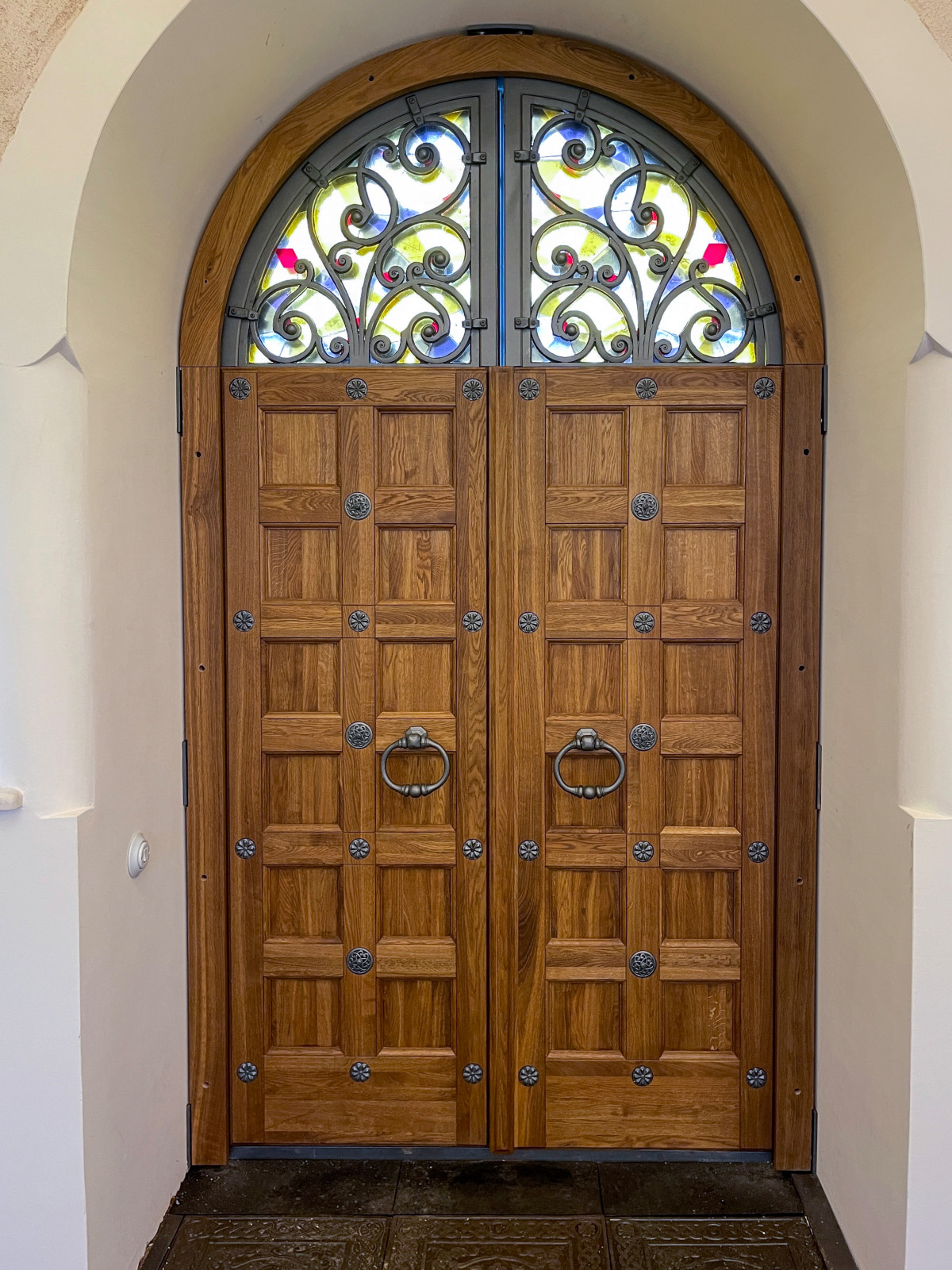 Кованые двери в Храм с витражными окнами.