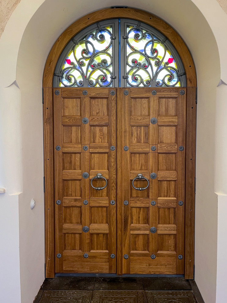 Кованые двери в Храм с витражными окнами.