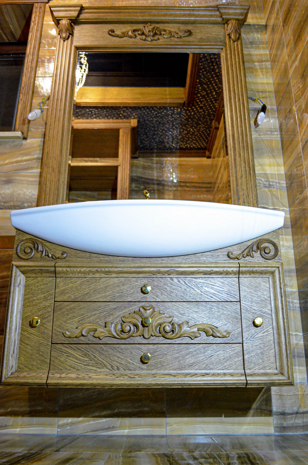 Ванная комната. Потолок, зеркало и тумба под раковину