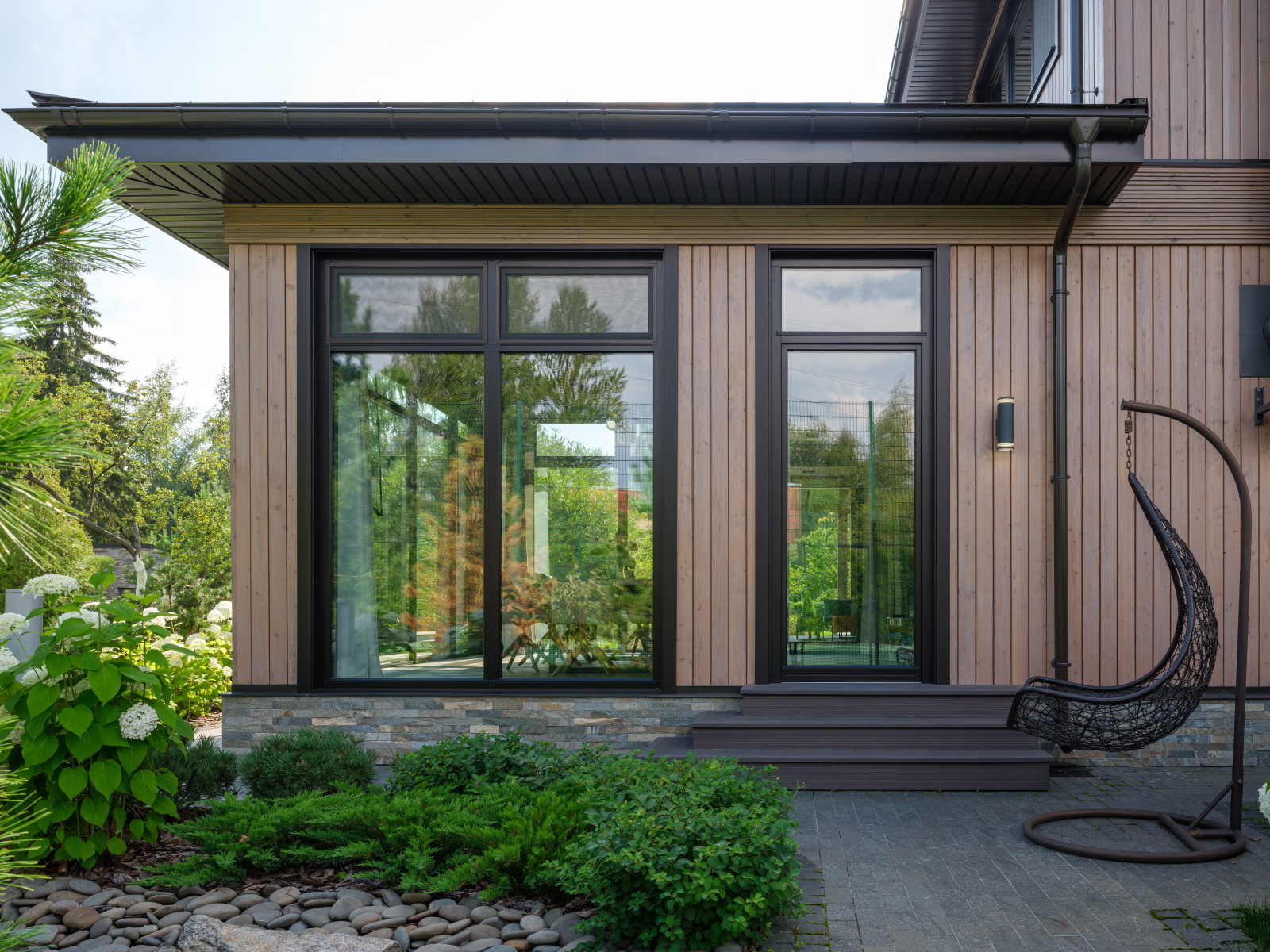 Остекление загородного дома в современном стиле