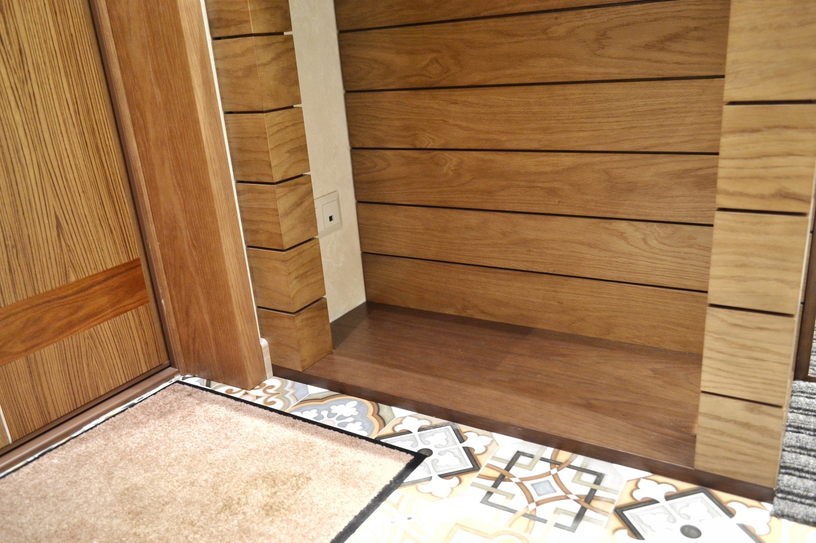 СОВРЕМЕННАЯ КВАРТИРА. МЕБЕЛЬ ИЗ ШПОНА.