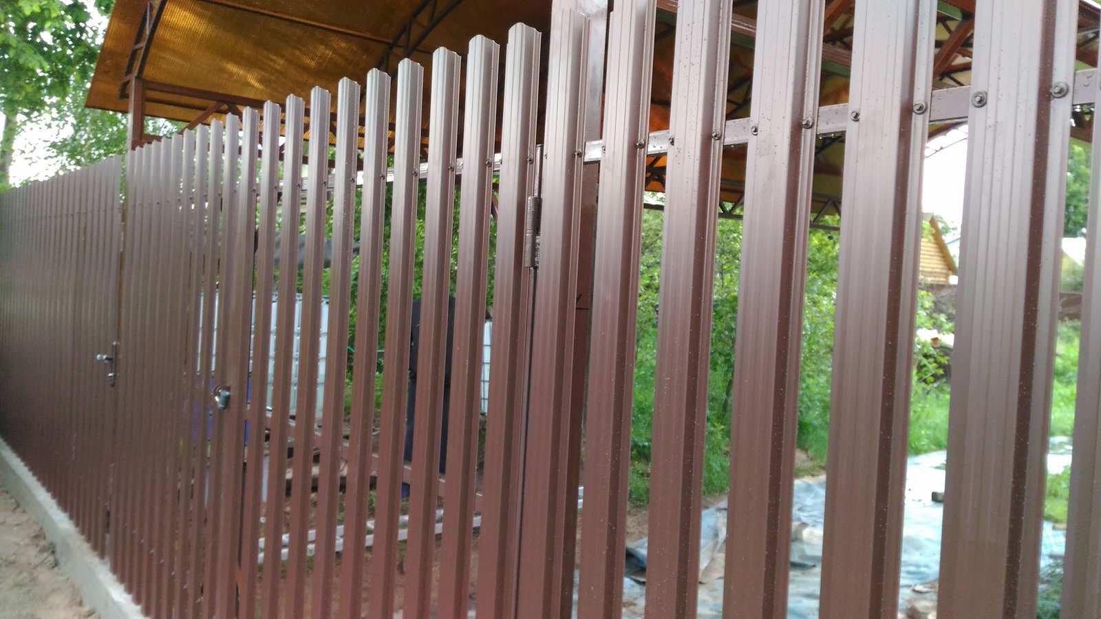 Навес из поликарбоната и забор из евроштакетника