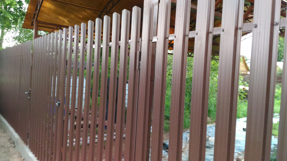 Навес из поликарбоната и забор из евроштакетника