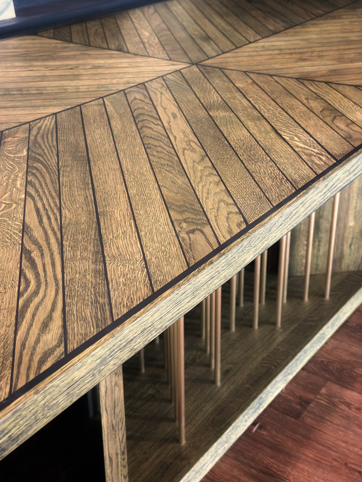 Стол из массива дуба с латунью в подстолье