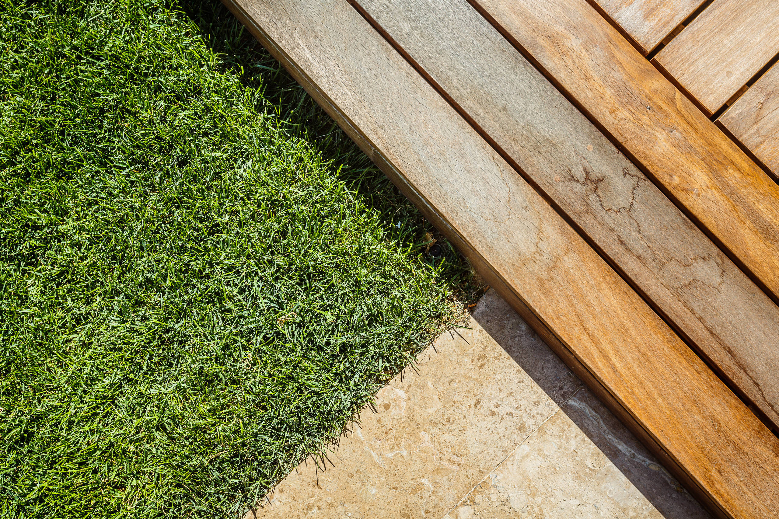 Выход на паркет: Садовый настил как доступная альтернатива террасам