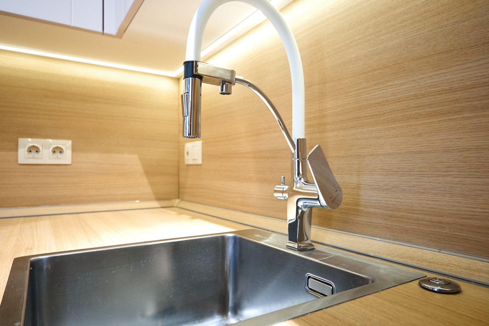 Кухня из эмали и шкаф для хранения