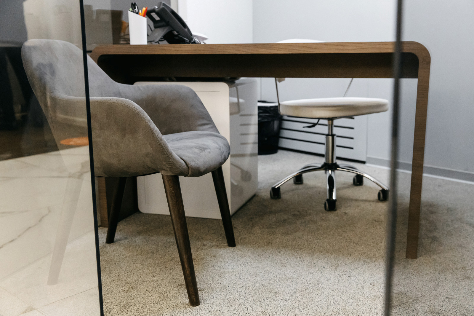 Ковровая плитка уложена с целью большего поглощения звуков