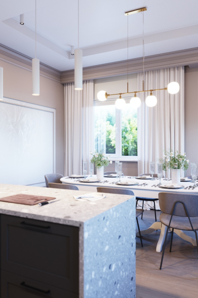 Коттедж с камином, современная классикаКухня-