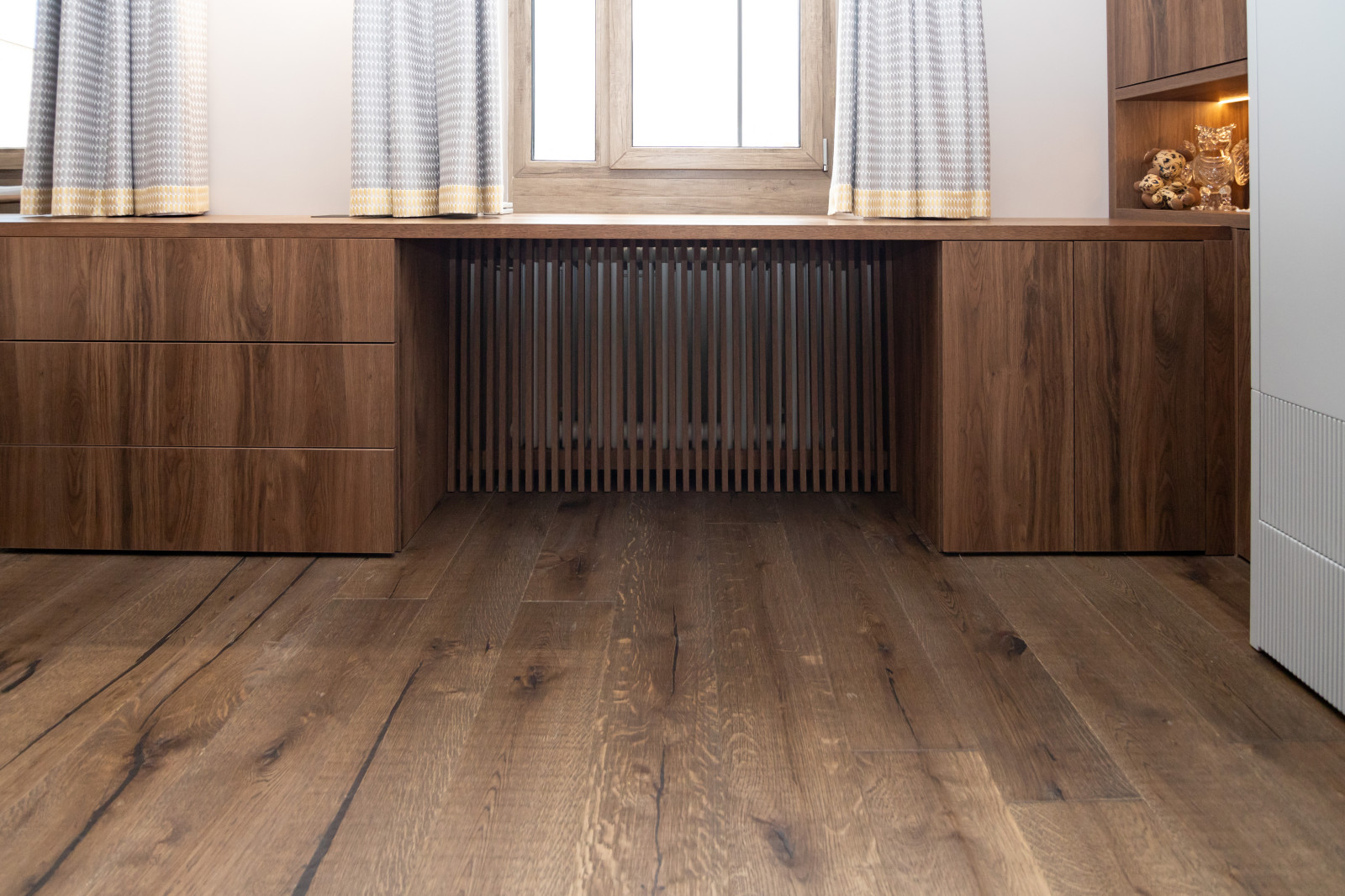 Меблировка спальни: шкаф, стеллаж и стол-подоконник