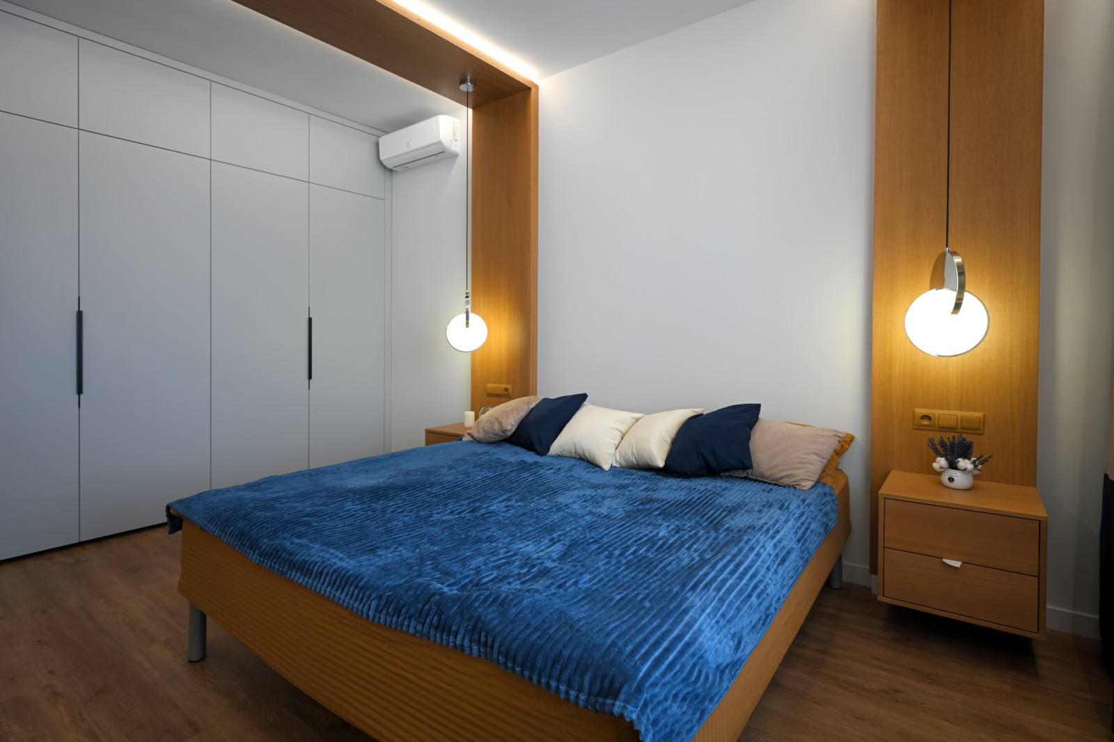 Коттедж в Чукреевке с природными фресками и рейками с подсветкой