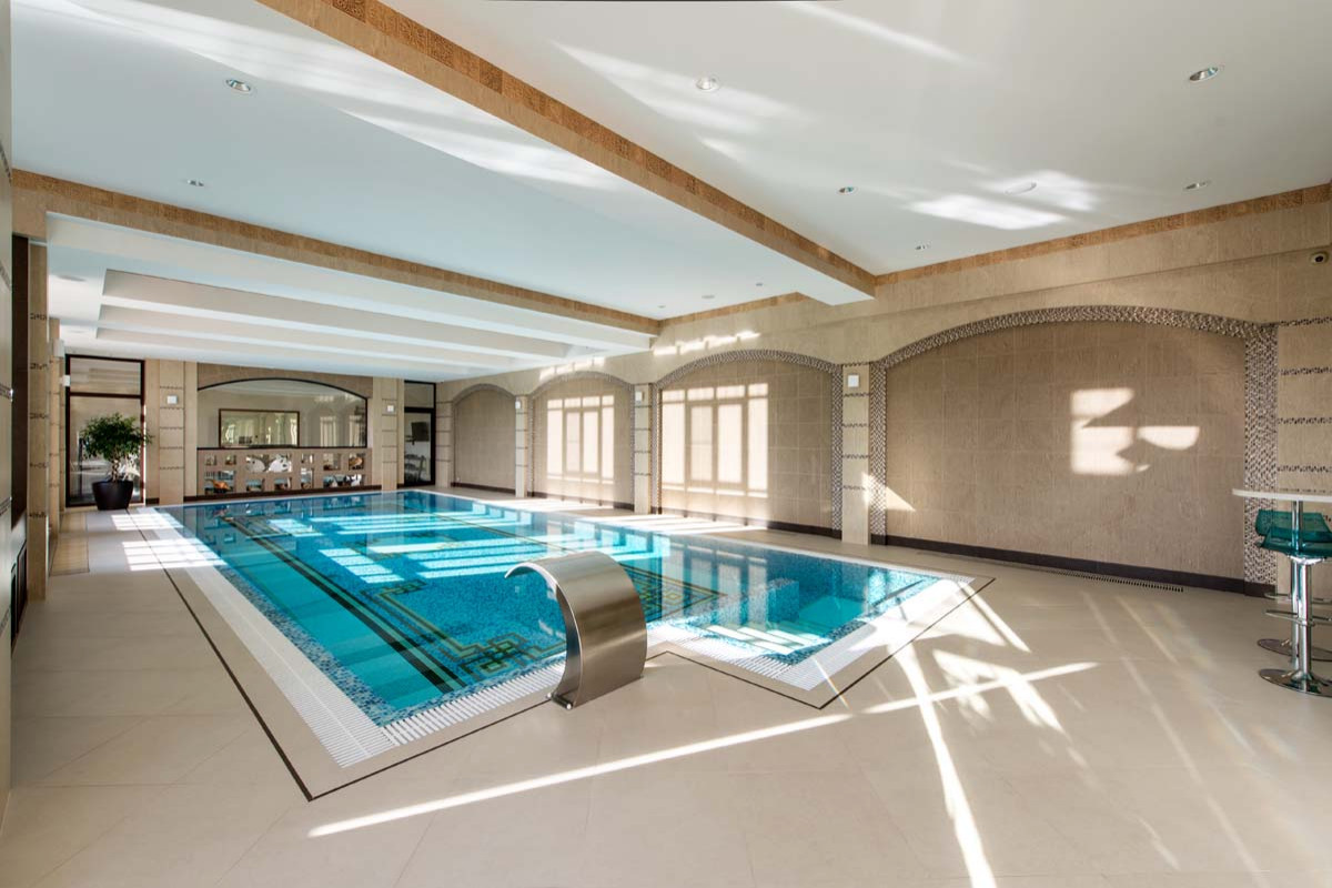 Частный бассейн в загородном доме