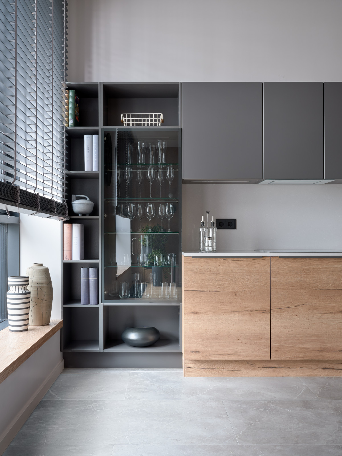 Монохром с деревянными акцентами.Дизайн Анастасия Волчкова.Публикация Elle Decor