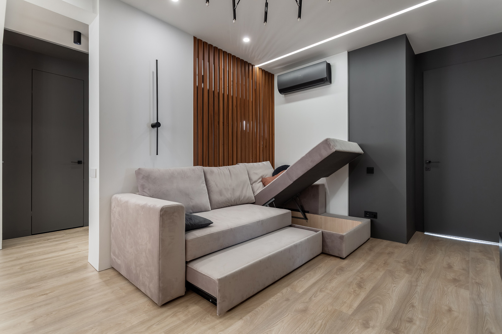 Диван снабжен раскладным механизмом