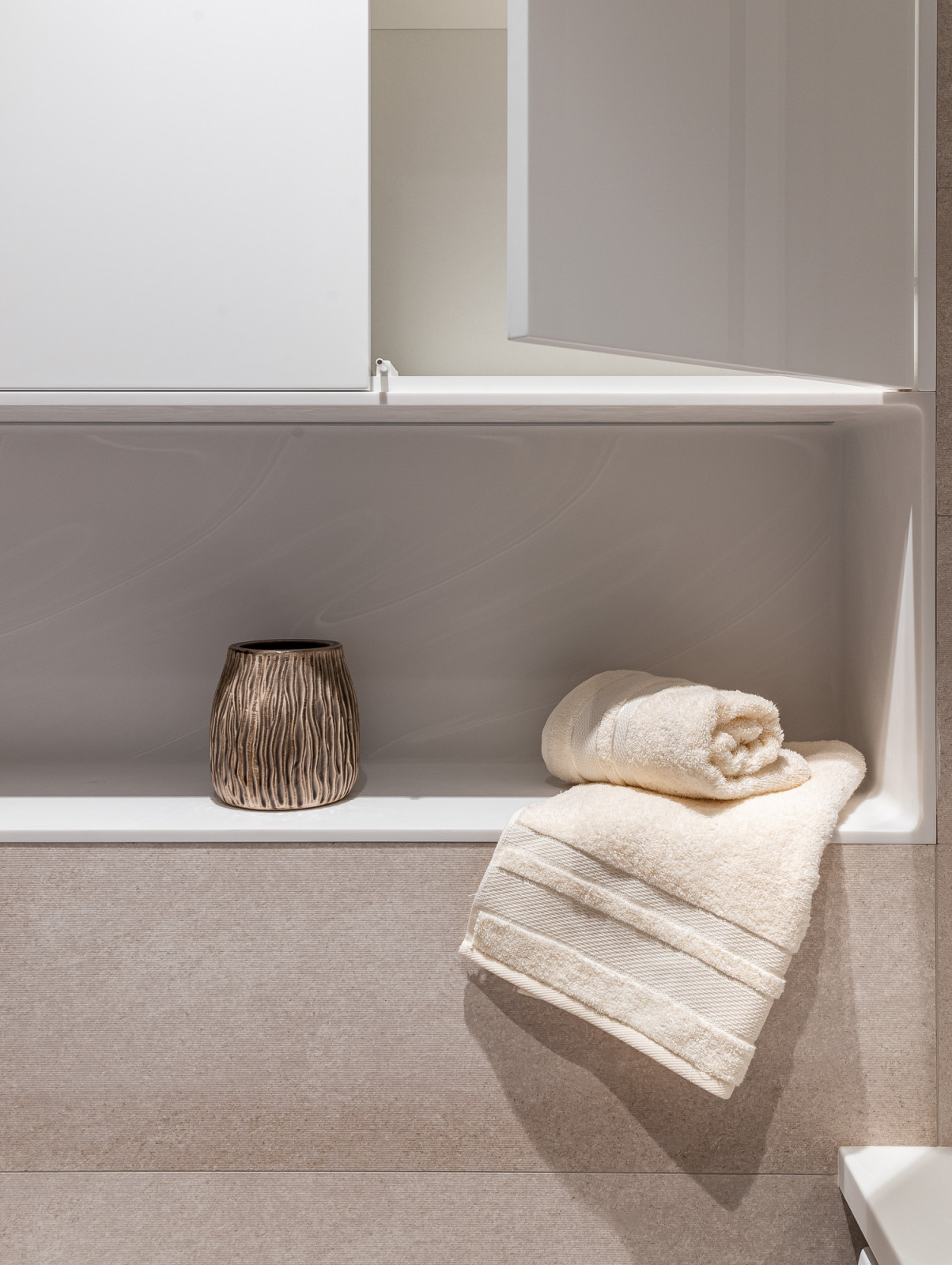 Шкаф с полкой из искусственного камня Кориан