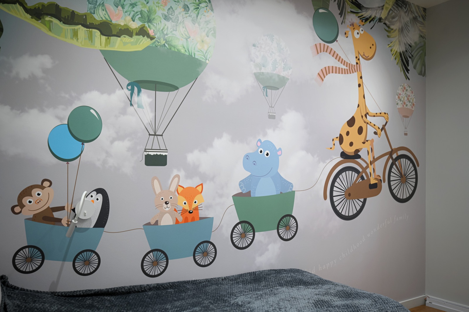 Коттедж в Чукреевке с природными фресками и рейками с подсветкой