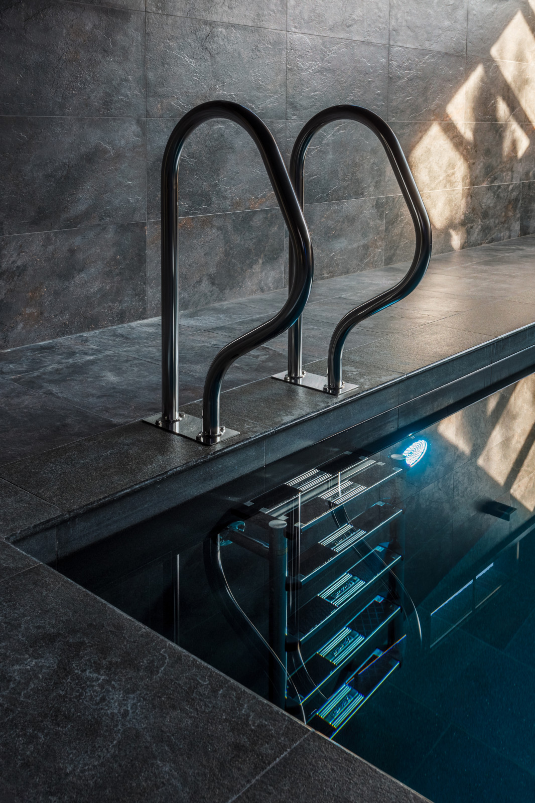 Сауна с бассейном в цоколе частного дома.