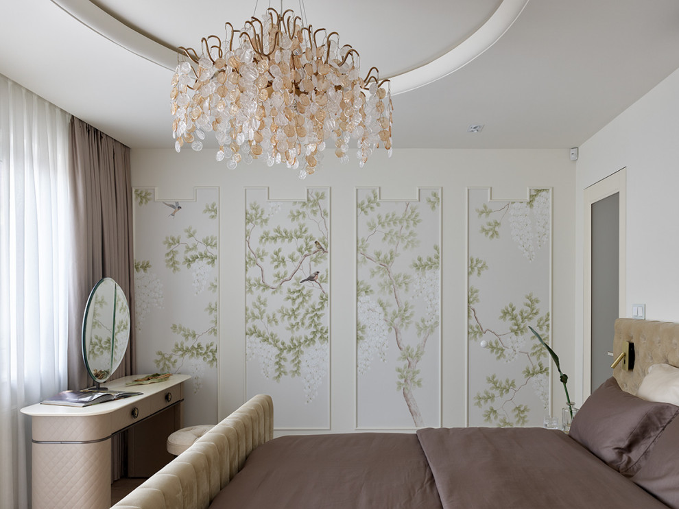 А на стене обои-фреска, роспись на которые нанесена вручную.