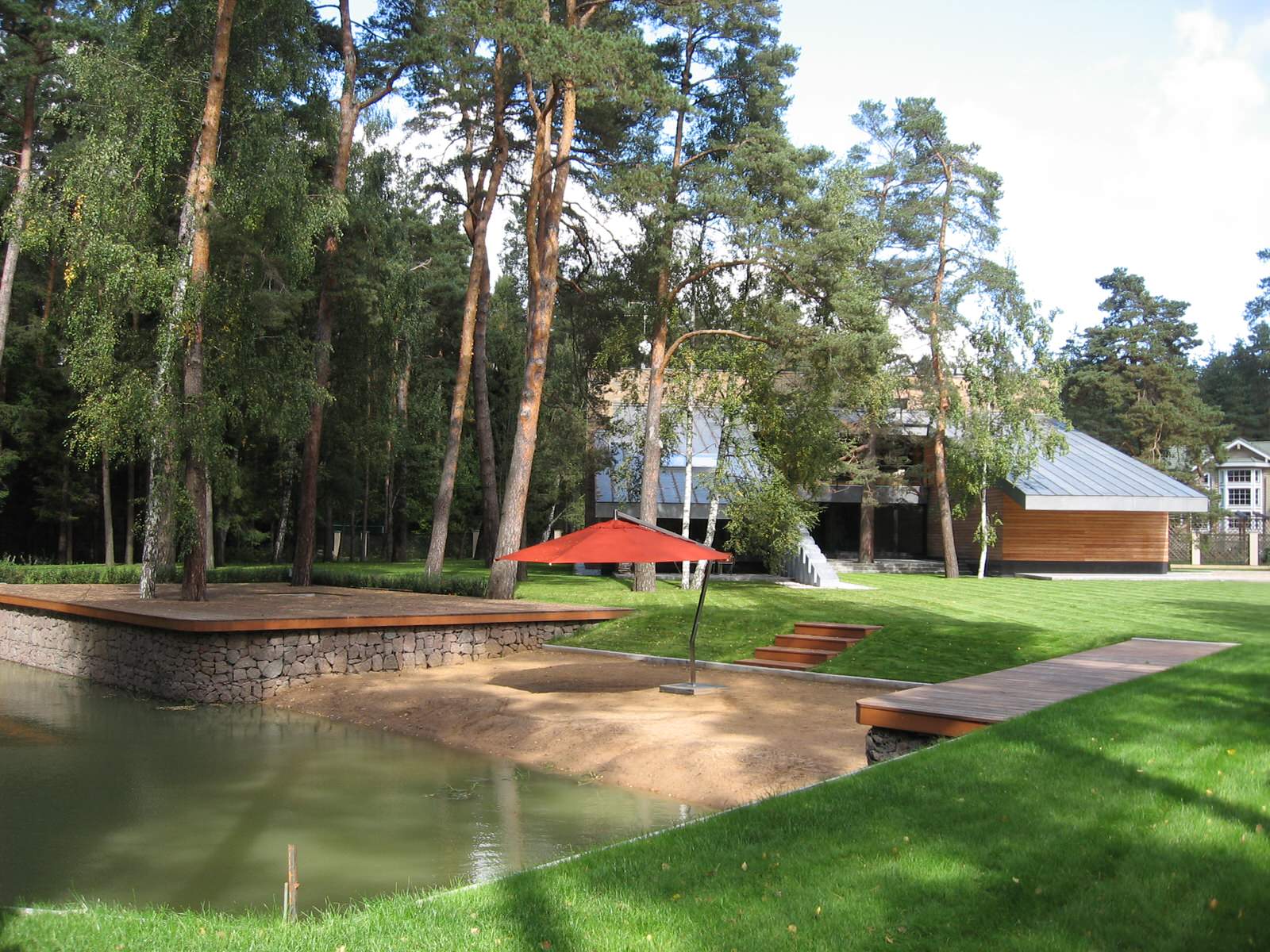 Дом в соснах у пруда